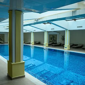 Parklands & Pool מלון